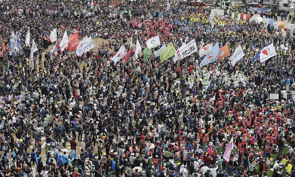 The Serious Side - part 6 - Page 5 4BB9125900000578-5677717-In_South_Korea_hordes_of_people_gathered_in_the_main_square_in_S-a-58_1525188063411