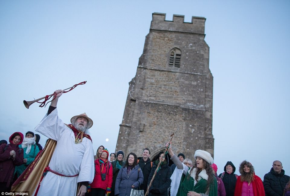 The Serious Side - part 6 - Page 5 4BB9F32500000578-5677717-The_Archdruid_of_Glastonbury_and_Britain_left_led_the_ceremony_i-a-57_1525188063409