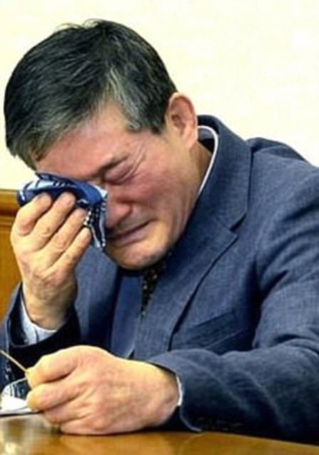 The Serious Side - part 6 - Page 5 4C0AF4E400000578-5716297-Kim_Dong_Chul_is_pictured_in_tears_while_he_was_held_by_North_Ko-a-10_1526007484069