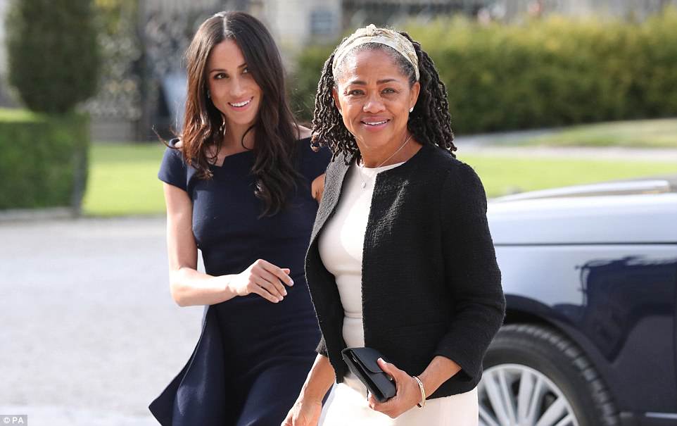 Prince Harry - Meghan Markle - Discussion  - Page 6 4C6888F700000578-5745035-Meghan_Markle_and_her_mother_Doria_Ragland_arriving_at_Cliveden_-m-130_1526664532401