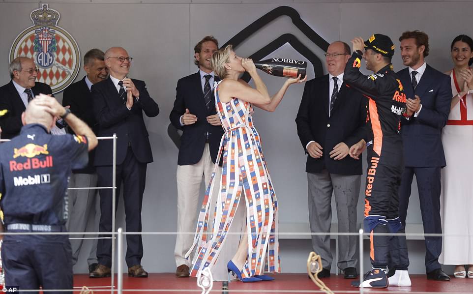 CASA PRINCIPESCA DE MÓNACO - Página 48 4CAD7FA700000578-5776913-Daniel_Ricciardo_lifts_his_hat_as_the_royal_glugs_back_the_Cabbo-m-63_1527439479981