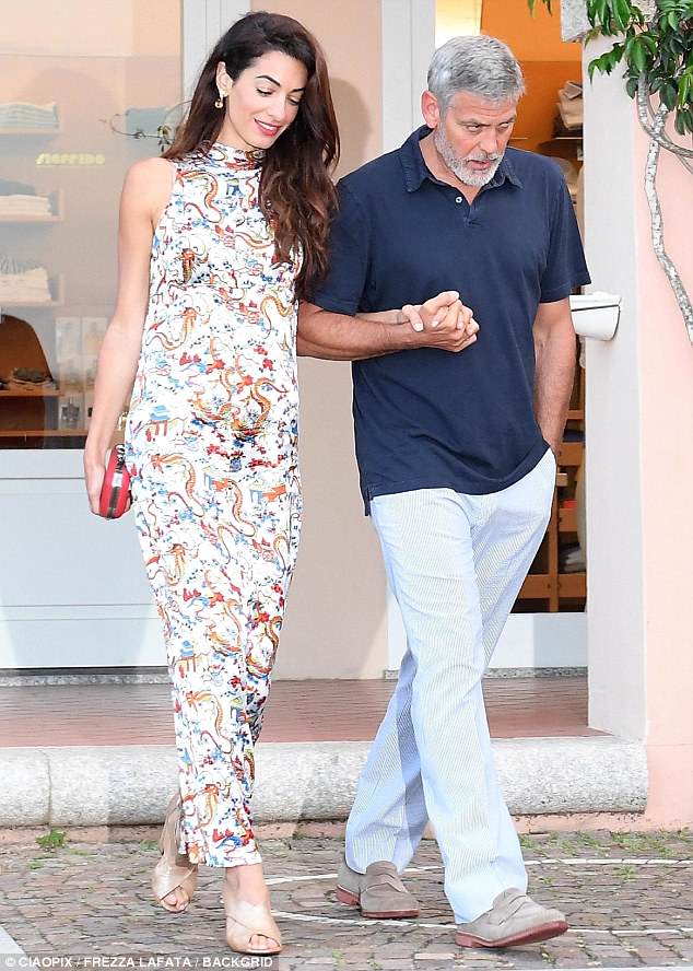 George and Amal out for dinner in Sardinia (2) 4CF61B0600000578-5814585-image-m-25_1528327154655