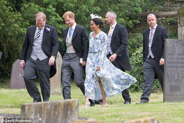  PRINCIPE HARRY  MEGHAN Y BABY SUSSEX  (1) - TODO SOBRE ELLOS AQUÍ. - Página 4 4D543FFD00000578-5853123-image-a-23_1529224452661