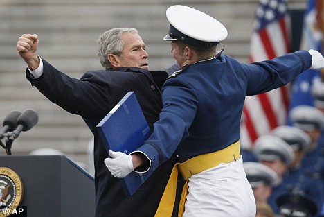 George W. Bush participe à sa manière aux JO Article-1022718-01693FA600000578-136_468x313