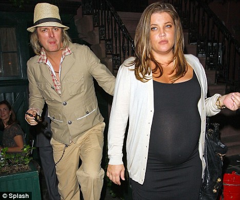 Pregnant Presley: Lisa Marie shows off her bump Article-0-0186877E00000578-163_468x391