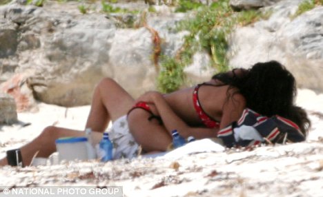 Mas Fotos Hot y Polemicas de  Zanessa! Article-1036398-01FC373600000578-1_468x286