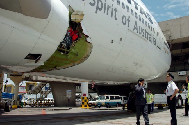 B747 Qantas hạ cánh khẩn cấp vì thủng lỗ lớn Article-1038522-02112F7600000578-340_468x327_popup