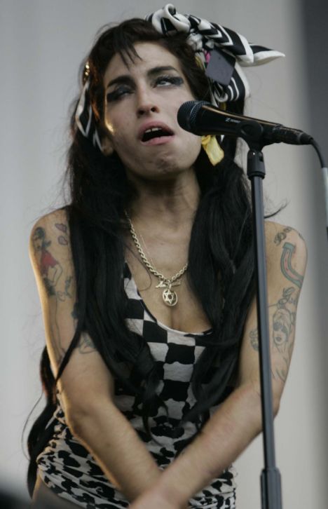Been on the crack again, Winehouse? Article-1046052-024FE90D00000578-629_468x726