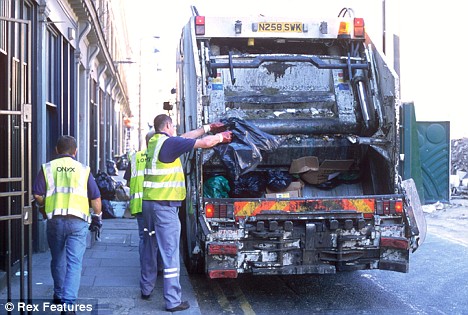 New binmen computers create 'rubbish profile' for homeowners. Article-1152883-0073969C000004B0-792_468x315