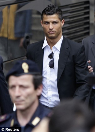 صور كريستيانو رونالدو cristiano ronaldo Article-0-051EBDAB000005DC-361_306x423