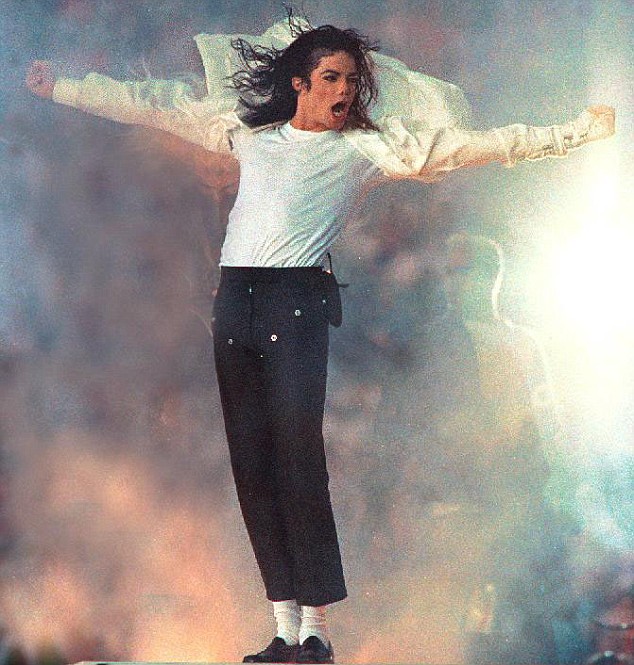 Qual a melhor coreografia de Michael Jackson? Article-1195645-057C0AB6000005DC-275_634x665