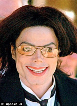 Michael de oculos. Article-1195645-05807231000005DC-69_306x423