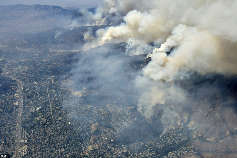 Fotos de los incendios de California... Article-1210417-063EDB23000005DC-237_964x640_popup