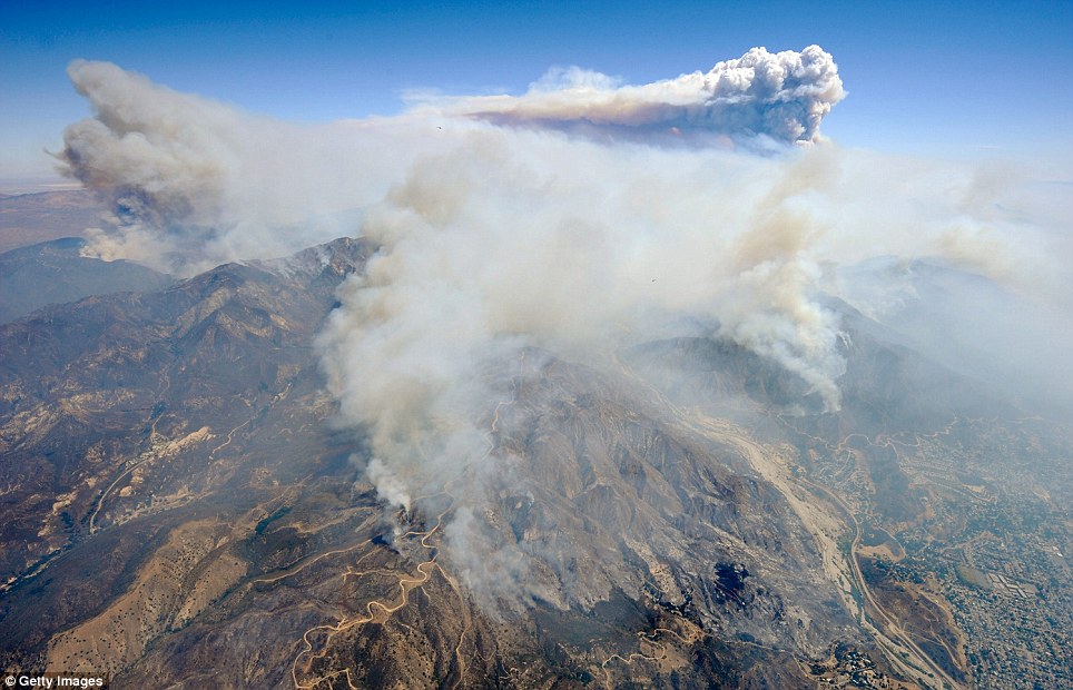 Fotos de los incendios de California... Article-1210417-063EEB00000005DC-189_964x620