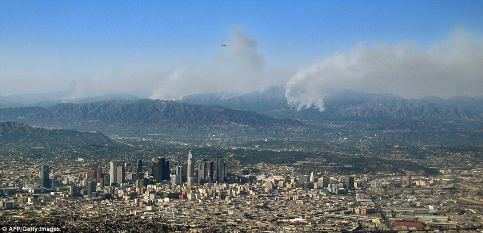 Fotos de los incendios de California... Article-1210417-063FAAF6000005DC-985_964x465