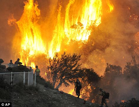 Fotos de los incendios de California... Article-1210417-06420ACB000005DC-801_470x363