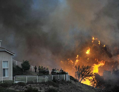 Fotos de los incendios de California... Article-1210417-06420EED000005DC-136_470x363