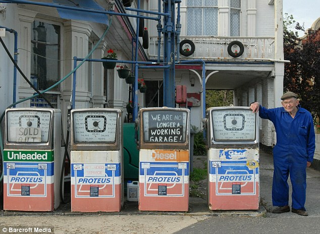 les stations services d'autrefois - Page 2 Article-1215779-068D4BA4000005DC-167_634x464