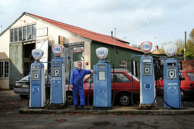 gas pump Article-1224941-070FDDCC000005DC-101_634x421