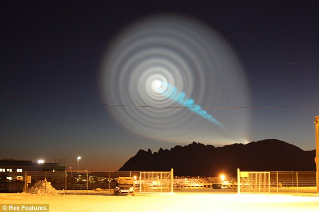 haarp - Noruega - Misterioso rayo azul forma una Espiral en el cielo Article-1234430-07887B10000005DC-48_634x421