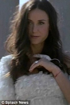 Demi Moore and her mouse! Article-0-0AAE24F6000005DC-377_224x337