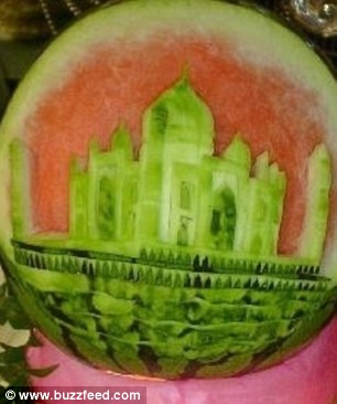 منحوتات مدهشة منحوتة من البطيخ  - Amazing sculptures carved from the Melon Article-1302281-0AC04B3B000005DC-720_306x366