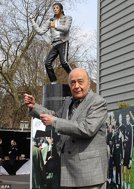 Nuevo propietario del Fulham quitara estatua de Mj. Article-1372985-0B769A2E00000578-400_468x660