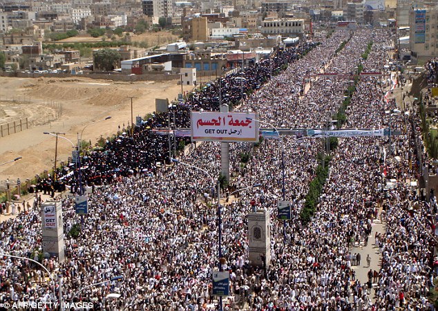 بالصور // Hundreds of thousands take part in Yemen demonstrations مئات الآلاف يشاركون في تظاهرات اليمن  Article-0-0C0C09C500000578-855_634x450