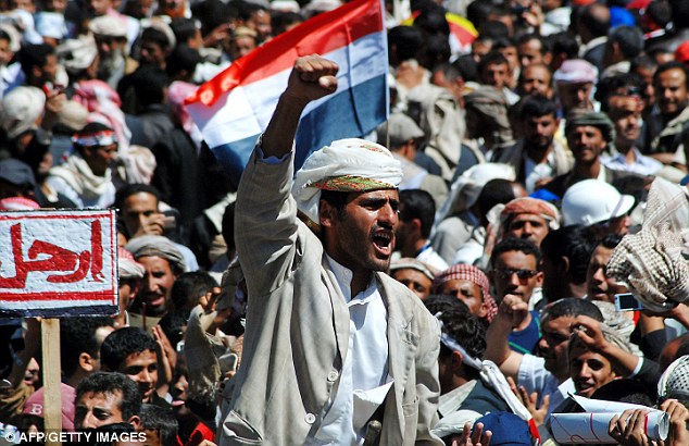 بالصور // Hundreds of thousands take part in Yemen demonstrations مئات الآلاف يشاركون في تظاهرات اليمن  Article-0-0C0C0AAA00000578-840_634x410