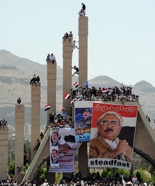 بالصور // Hundreds of thousands take part in Yemen demonstrations مئات الآلاف يشاركون في تظاهرات اليمن  Article-1386930-0C0C154000000578-823_634x764