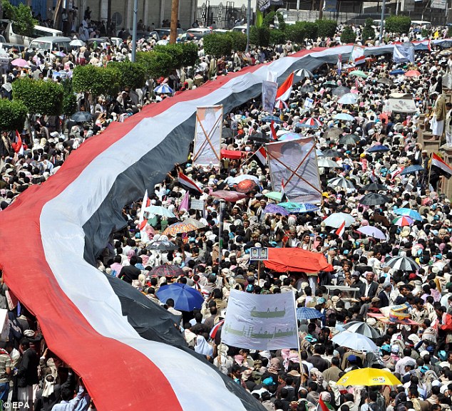 بالصور // Hundreds of thousands take part in Yemen demonstrations مئات الآلاف يشاركون في تظاهرات اليمن  Article-1386930-0C0BC41A00000578-5_634x577