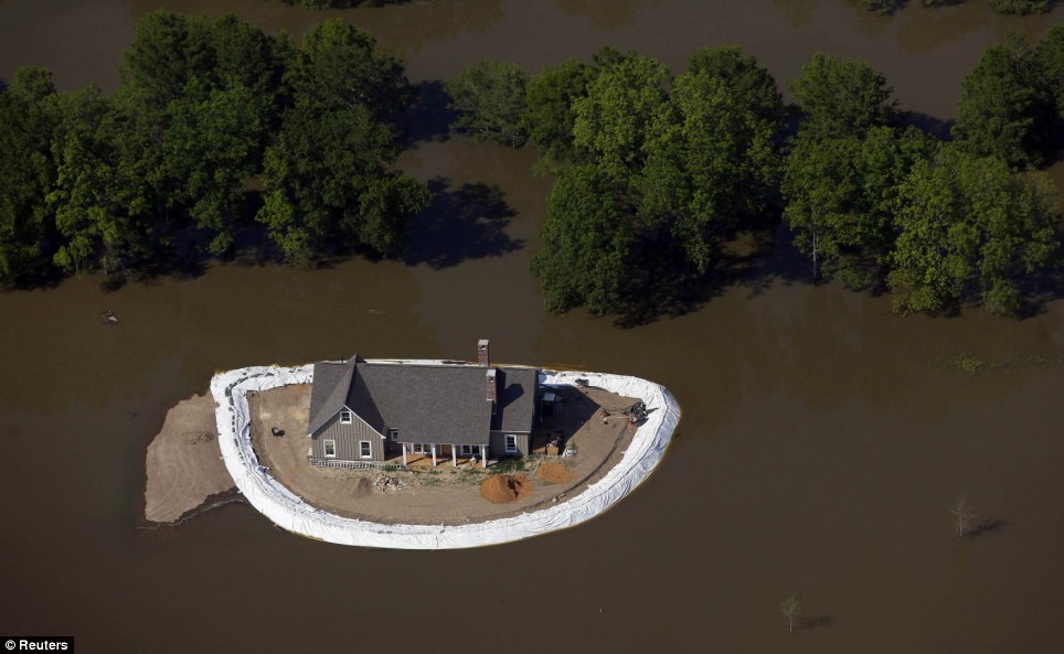 Como residentes desesperados tratan de salvar sus casas en el Mississippi  Article-1388660-0C2432AC00000578-841_964x593