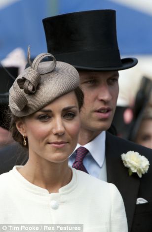 Mariage du prince William et Kate Middleton - Page 3 Article-1394278-0C67598C00000578-553_308x471