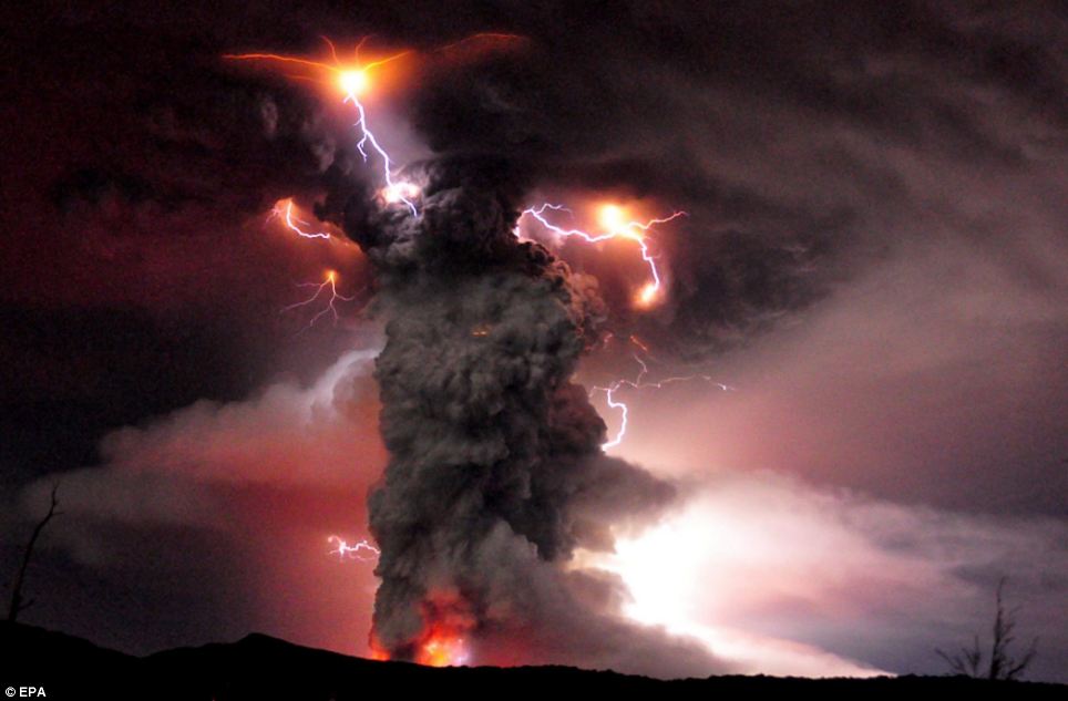 Lightning tears the sky apart above the glow of the Chilean volcano (pics) Article-1394503-0C6E69D000000578-408_964x633