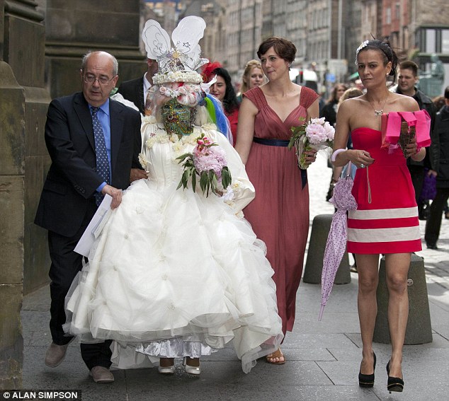  عروس تدخل موسوعة جينيس لوجود 6925 ثقب بوجهها وجسدها The world's most pierced woman ties the knot Article-2001064-0C78805B00000578-349_634x567