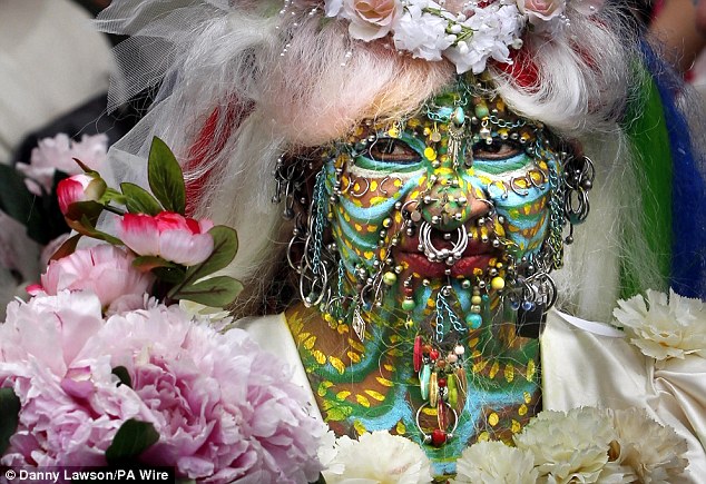  عروس تدخل موسوعة جينيس لوجود 6925 ثقب بوجهها وجسدها The world's most pierced woman ties the knot Article-2001064-0C78E5F200000578-503_634x435