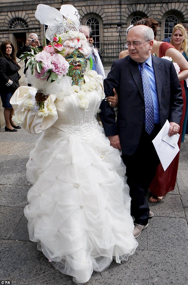  عروس تدخل موسوعة جينيس لوجود 6925 ثقب بوجهها وجسدها The world's most pierced woman ties the knot Article-2001064-0C78EB3000000578-617_634x957