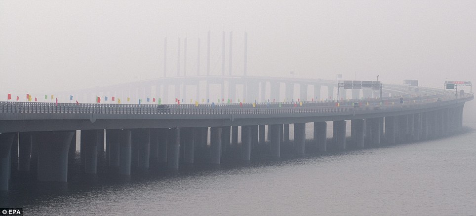 بالصور // فى الصين افتتاح اكبر جسر فى العالم  Article-2009748-0CCC76C200000578-591_964x438
