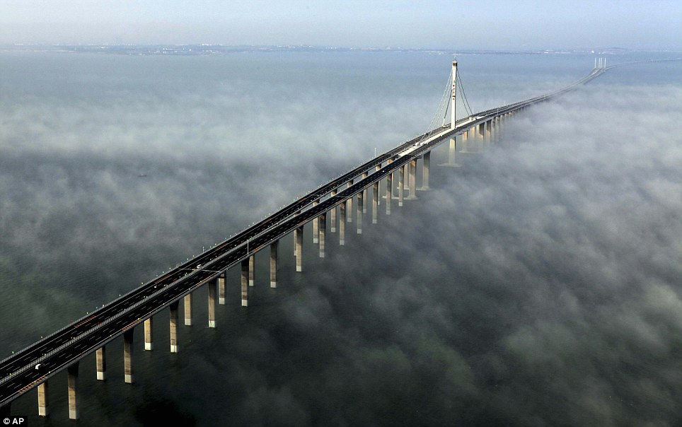 بالصور // فى الصين افتتاح اكبر جسر فى العالم  Article-2009748-0CCC818F00000578-642_964x604