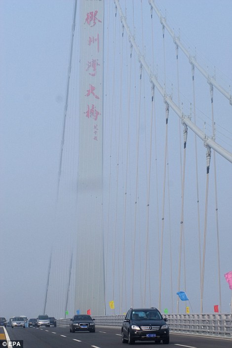 بالصور // فى الصين افتتاح اكبر جسر فى العالم  Article-2009748-0CCC9D6200000578-764_470x705