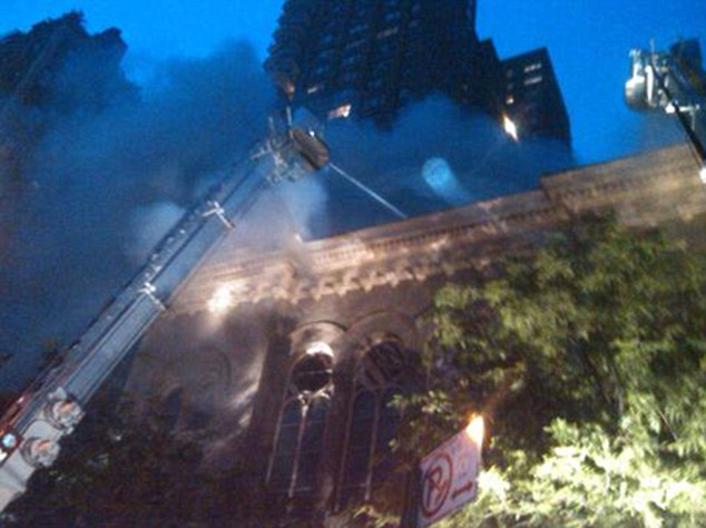 بالصور  والفيديو // حريق يدمر معبد يهودى فى نيويورك (( خاص أمواج )) Article-0-0CF947DD00000578-144_634x474