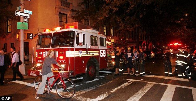 بالصور  والفيديو // حريق يدمر معبد يهودى فى نيويورك (( خاص أمواج )) Article-2013765-0CF92BC800000578-886_634x326