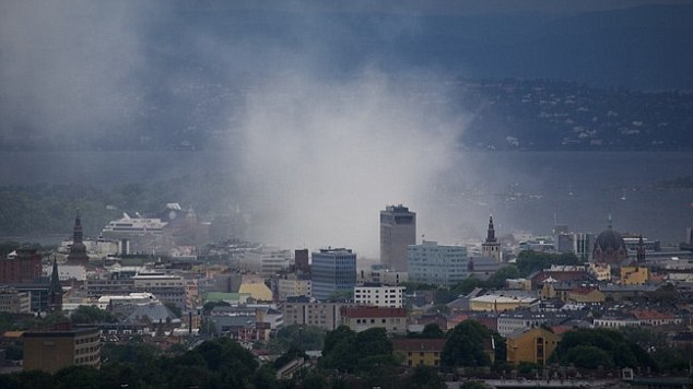  صور وفيديو الانفجار الذى هز أوسلو عاصمة النرويج ومصرع اكثر من 30 شخص (( خاص أمواج )) Article-2017709-0D1DFBA300000578-233_634x356