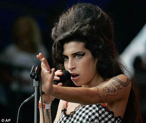 Amy Winehouse Dead Article-0-005283FD00000578-650_468x394