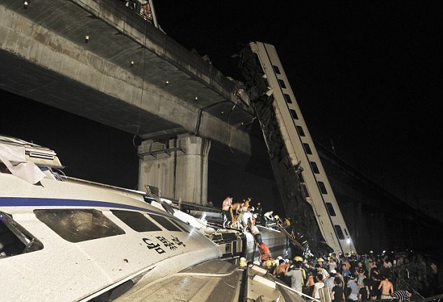 بالصور // معجزة تم التقاط طفل صغير من حطام القطار الرصاصة... بعد 21 ساعة من سقوطه من فوق جسر فى الصين وقتلت  43 Article-2018002-0D20BE8000000578-911_634x432