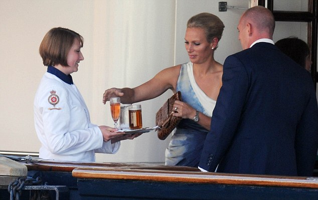 BODA DE ZARA PHILLIPS Y MIKE TINDALL 30/07/2011 Article-2020229-0D3874DE00000578-197_634x399