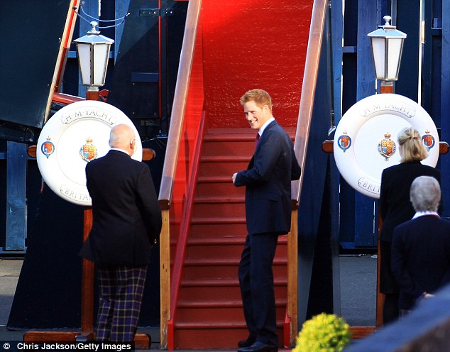 BODA DE ZARA PHILLIPS Y MIKE TINDALL 30/07/2011 Article-2020229-0D387ACF00000578-742_634x496