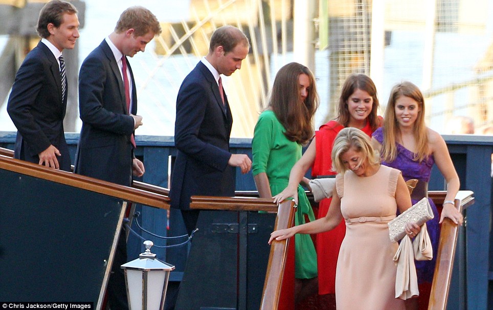 BODA DE ZARA PHILLIPS Y MIKE TINDALL 30/07/2011 - Página 2 Article-2020229-0D38BB0C00000578-864_964x608