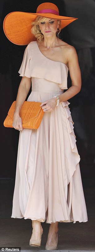 BODA DE ZARA PHILLIPS Y MIKE TINDALL 30/07/2011 - Página 2 Article-2020476-0D3A4EF100000578-18_306x807