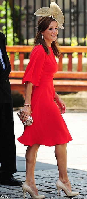 BODA DE ZARA PHILLIPS Y MIKE TINDALL 30/07/2011 - Página 2 Article-2020476-0D3A52B800000578-99_306x698